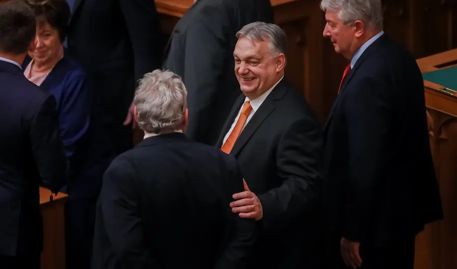 Hiába sunnyogott Orbán, ő ellenjegyezte V. János érdemkeresztjét 2016-ban