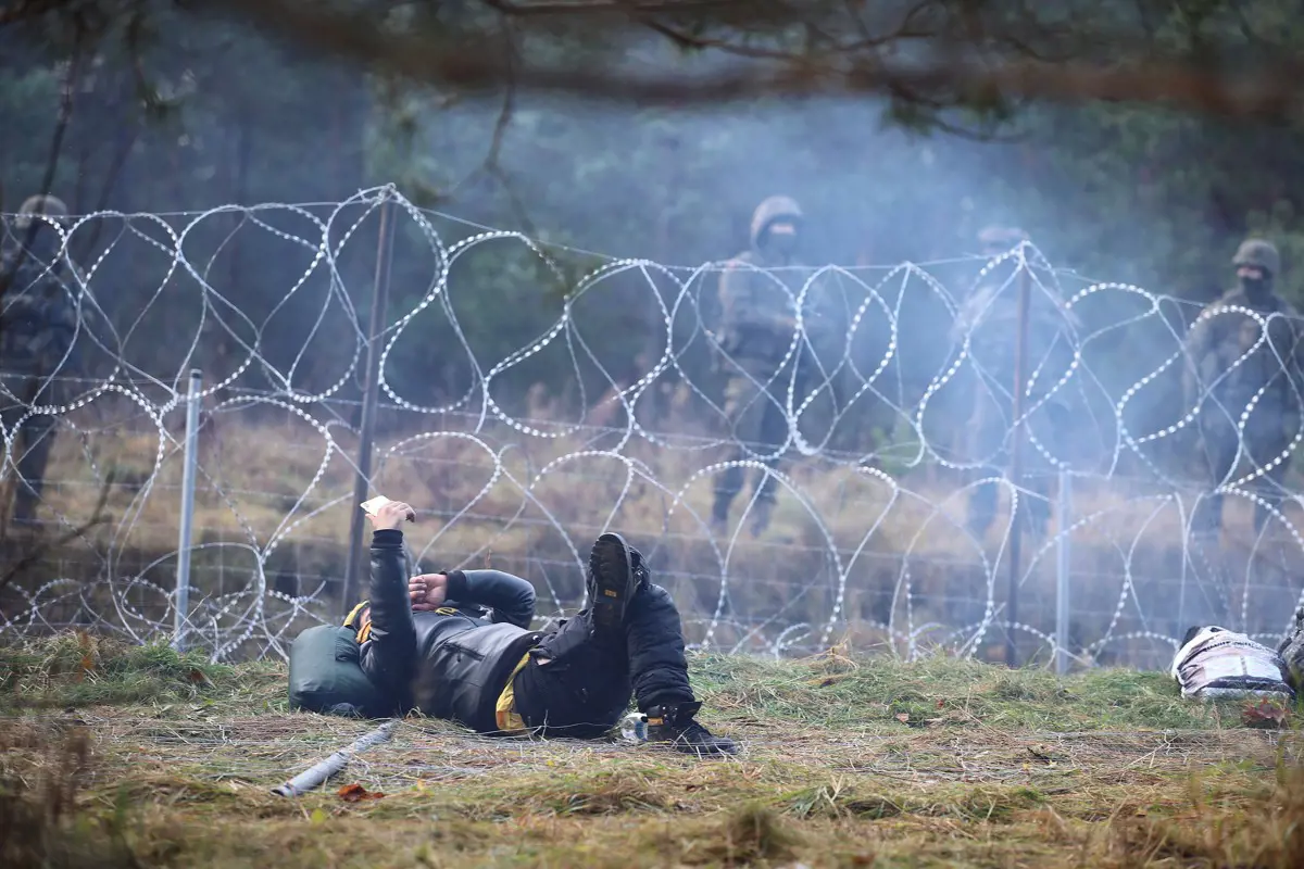 Átszakították a kerítést a lengyel határon az illegális bevándorlók, néhányuknak sikerült meglépniük