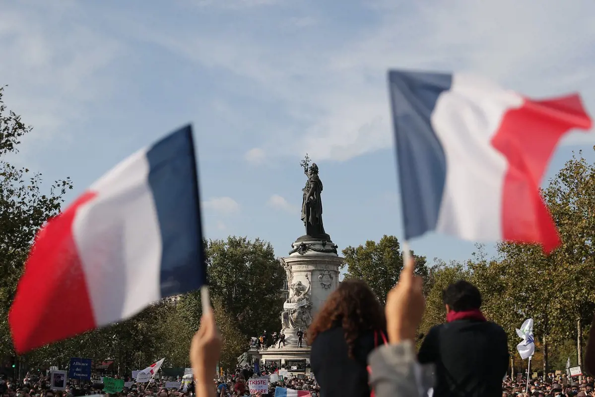 Hatalmas tömeg emlékezett a lefejezett francia tanárra