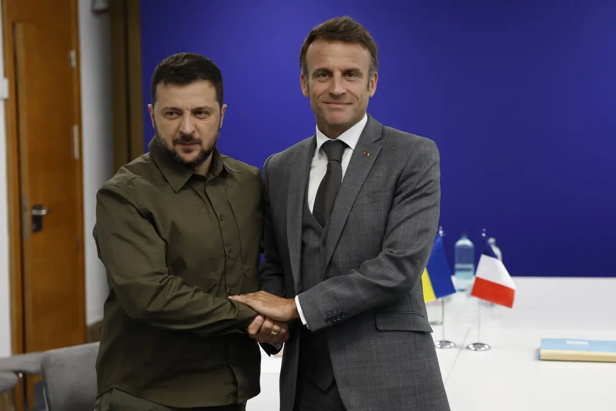 A francia elnök februárban fegyverszállítmányt ad át Ukrajnában