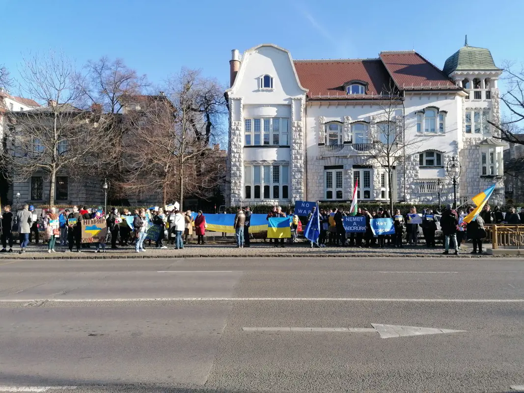 "A mai nap egy tragédia az ukrán nép számára":  az orosz nagykövetség előtt tiltakoztak az orosz agresszió ellen a hazánkban élő ukránok