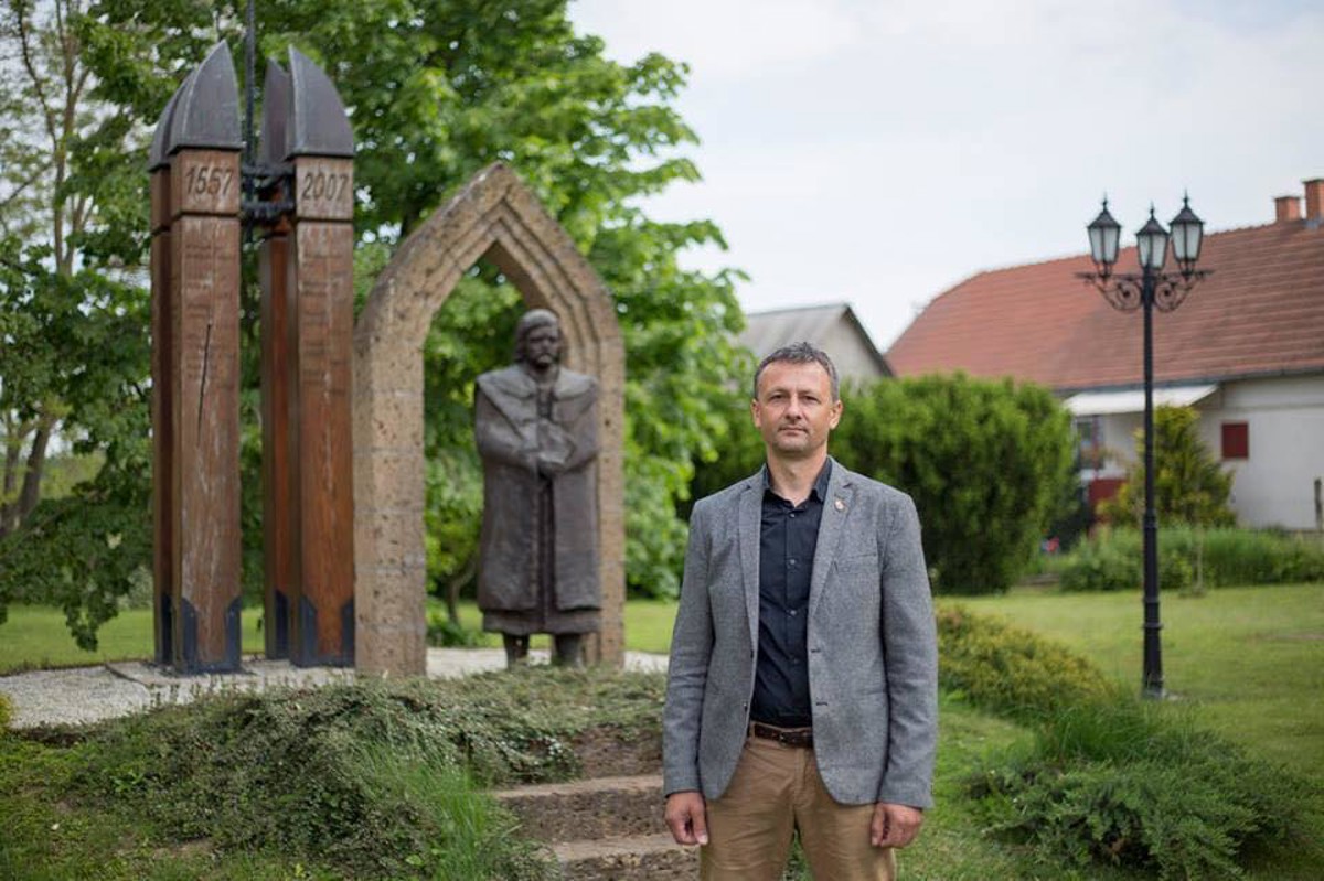 Adorján Béla nevét az tette ismertté, hogy Jándon átírta Orbánék hazug kampányszlogenjét