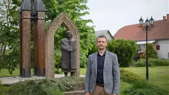 Adorján Béla nevét az tette ismertté, hogy Jándon átírta Orbánék hazug kampányszlogenjét