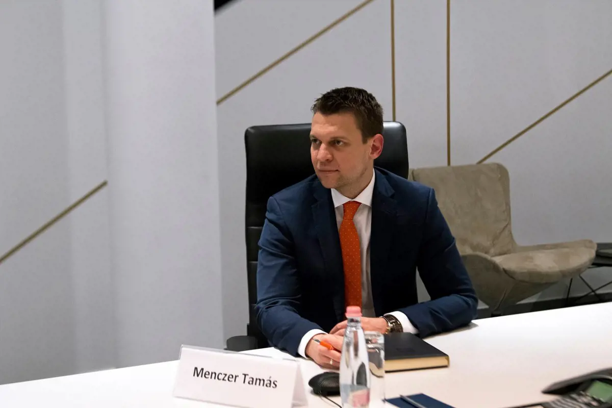 Fideszes kampányüzemmód: az államtitkár Tesla-élményvezetést kínál nyereményjátékában