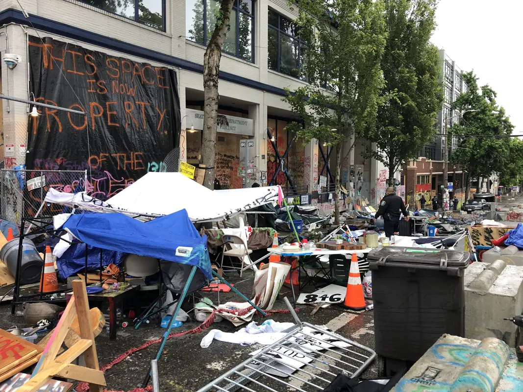 Seattle-ben létrehoztak a tüntetők egy autonóm területet, a rendőrség épp most számolja fel