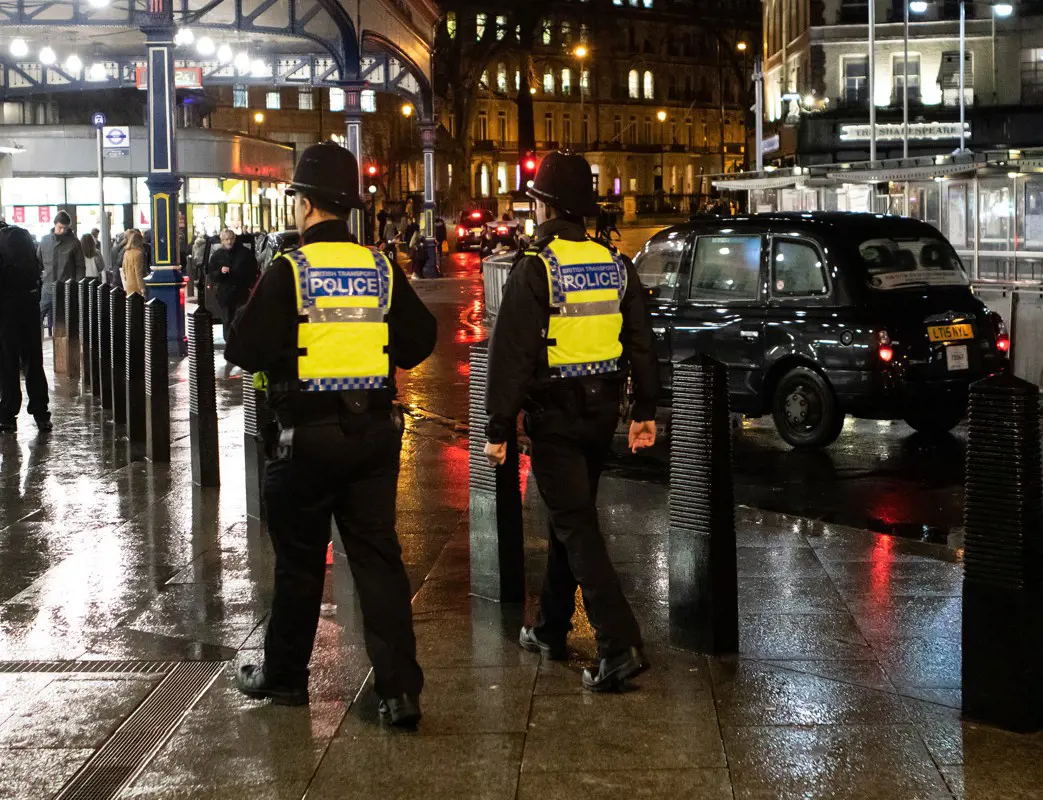 Őrizetbe vett férfi lőtt le egy rendőrt a londoni kapitányságon