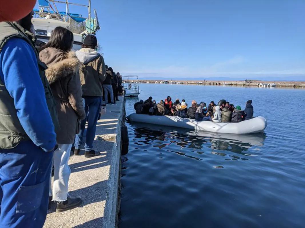 Egy görög sziget lakói láncokkal állták el a menekültek útját, egy csónakból nem engedték kiszállni az érkezőket