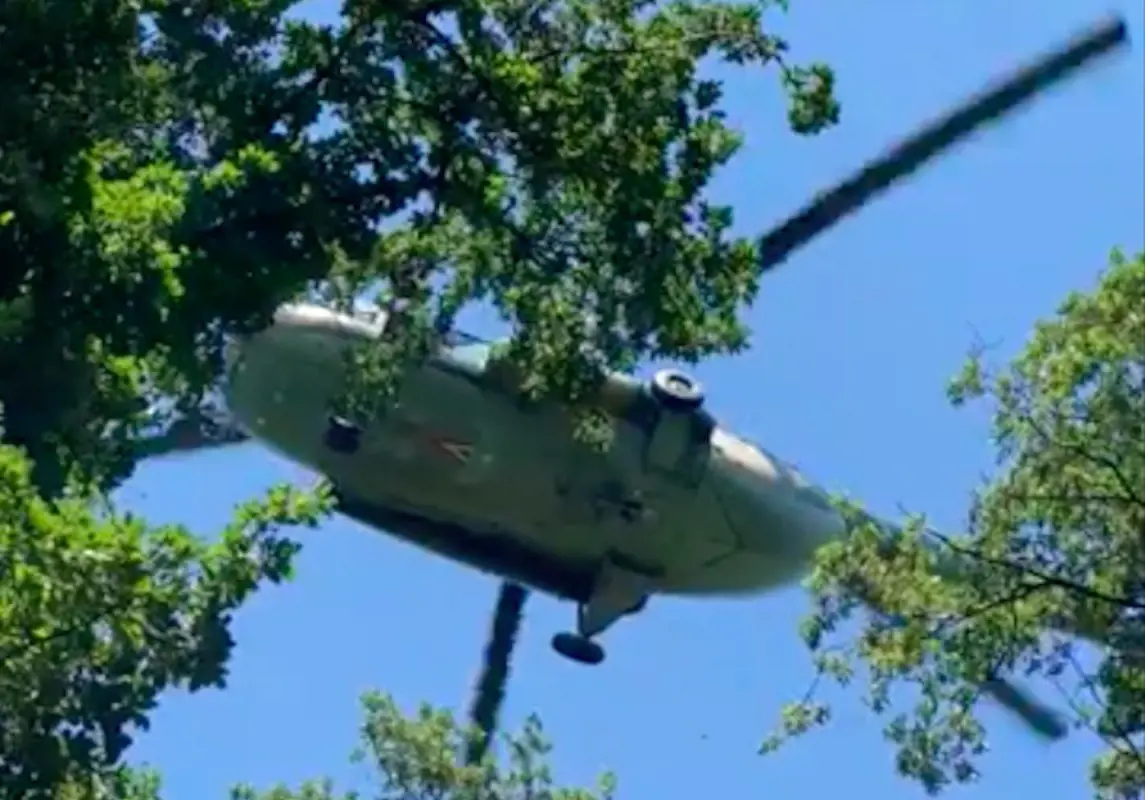Meghalt a siklóernyős, akit a mentést végző helikopter szele sodort le a fáról