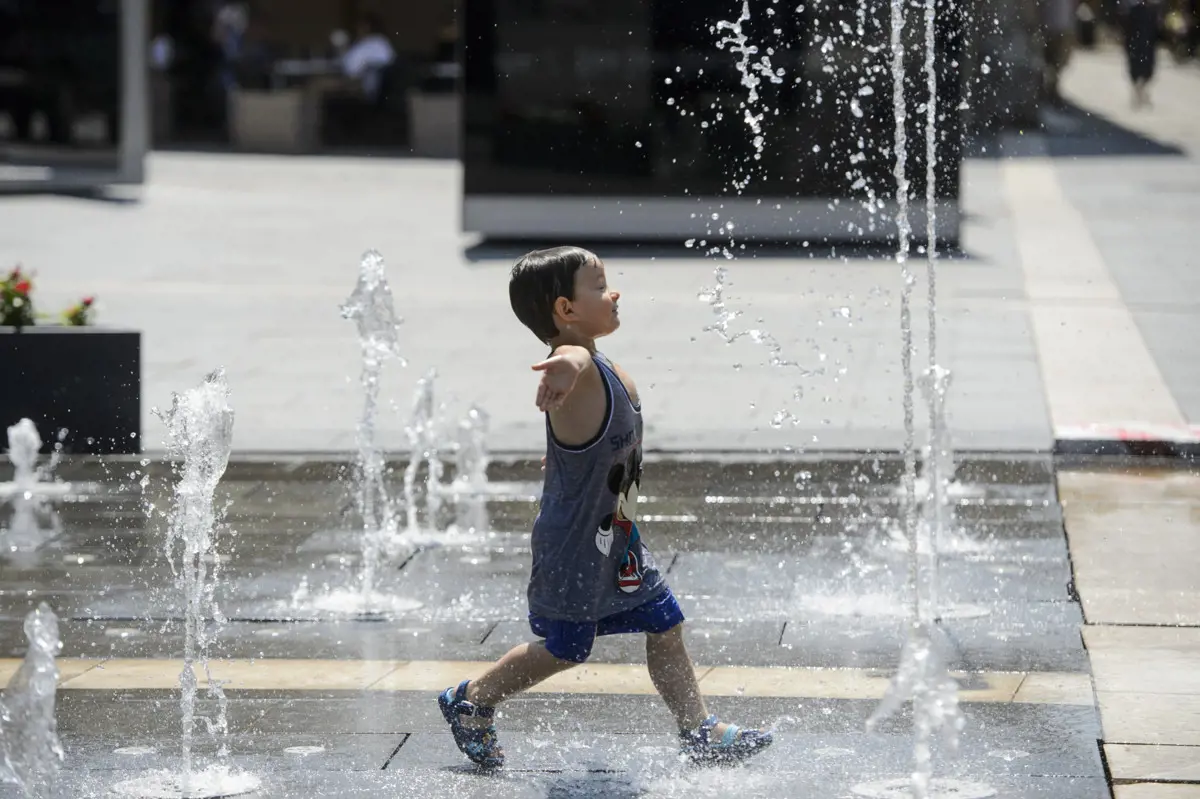 A MÁV vízosztással, a nagyvárosok párakapukkal küzdenek a hőség ellen - a Pénzügyminisztérium a munkaadókat figyelmezteti