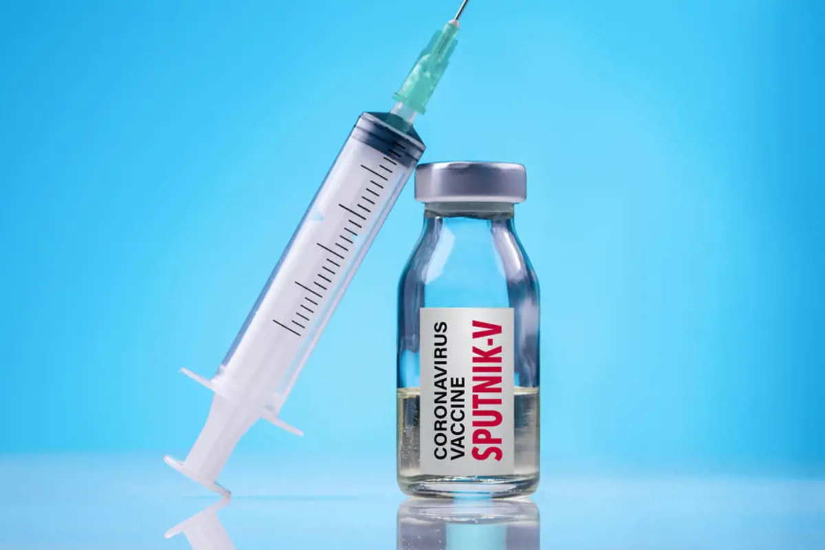 A Népszava szerint nem ugyanazt az orosz vakcinát vizsgálták, amelyikkel oltanák az embereket