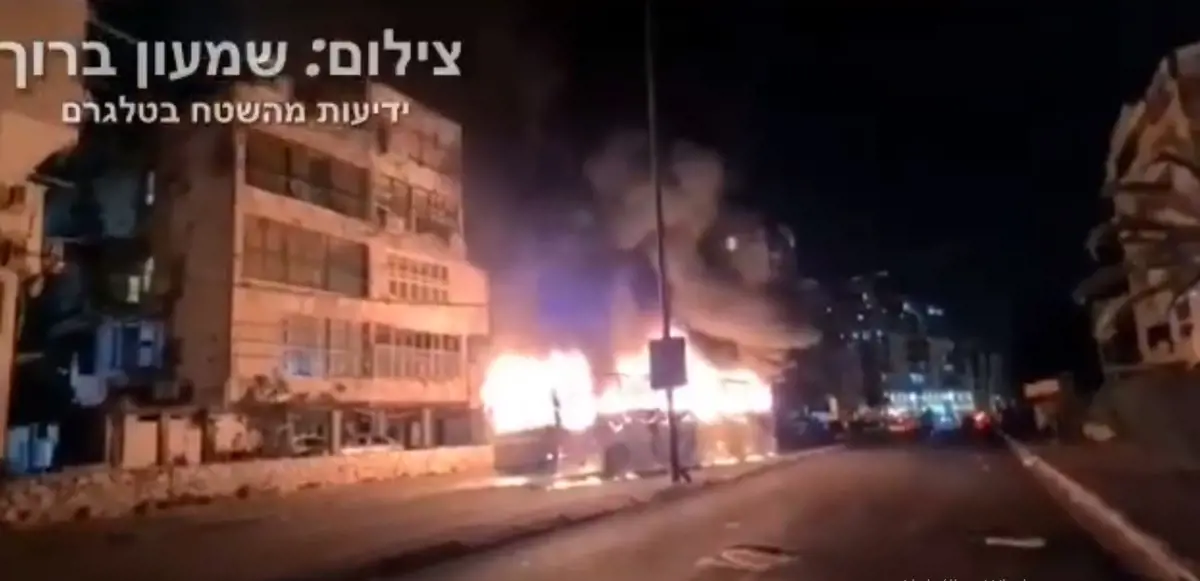 Izraelben felgyújtottak egy buszt a zárlat ellen tiltakozó ultraortodoxok