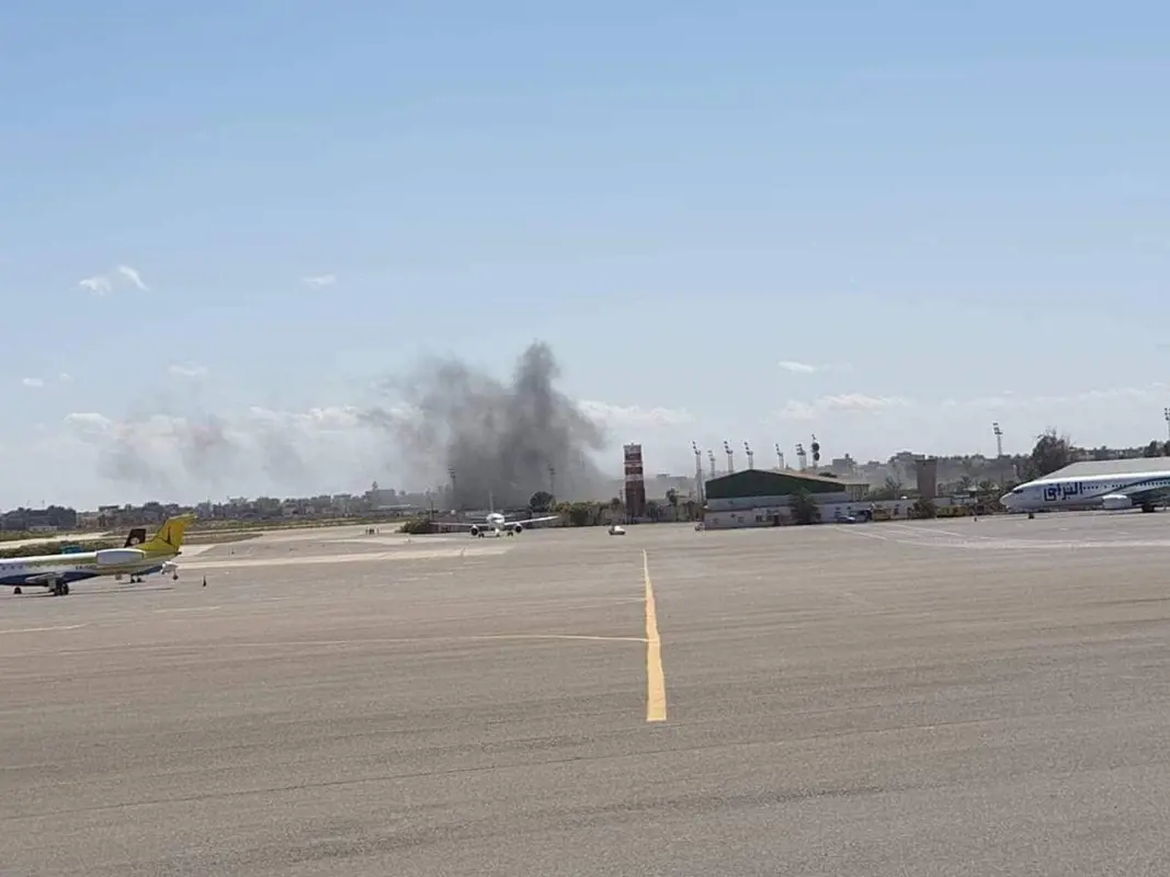 Egy menekülttábor után a líbiai főváros egyetlen működő repterét is szétbombázták