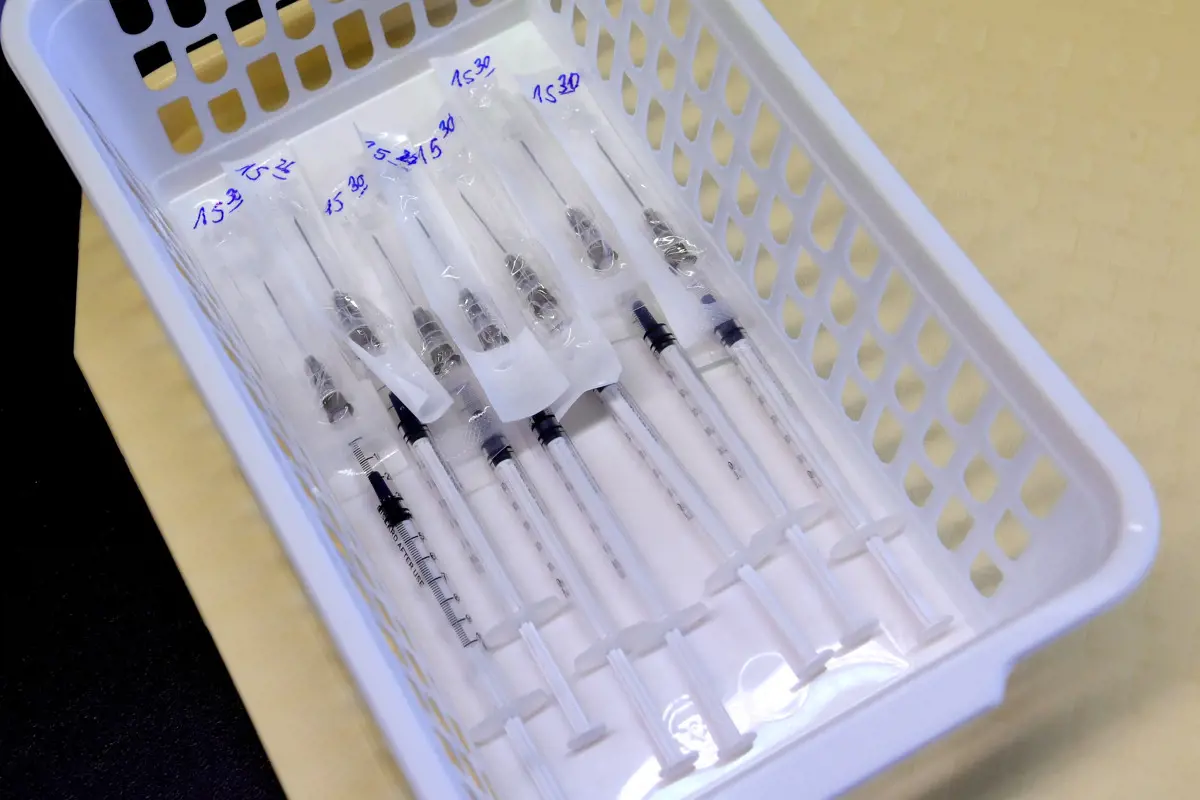 A Semmelweis Egyetemen már csaknem kétezer embert oltottak be koronavírus ellen