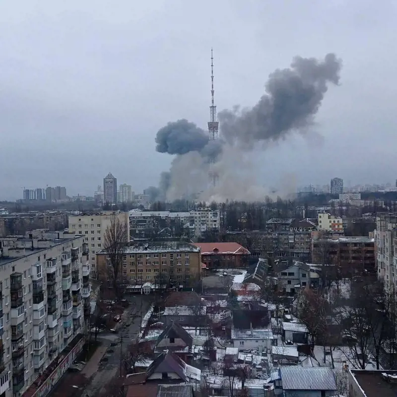 Kijevben lakóházakat és egy bevásárlóközpontot is rakétatámadás ért, többen meghaltak