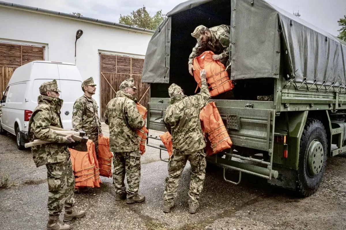 A honvédelmi miniszter elárulta, jelenleg 367 katona dolgozik a gátakon