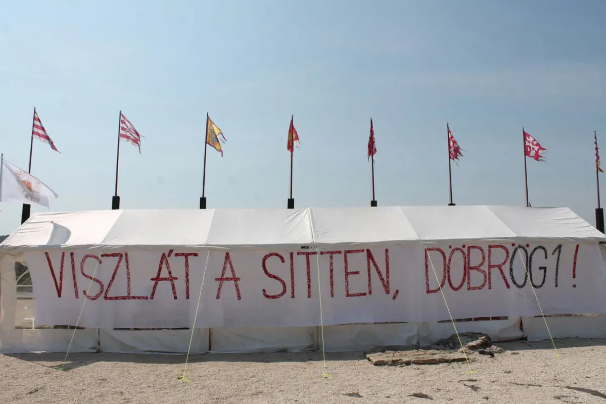 „Viszlát a sitten, Döbrögi” felirat fogadja egy hétig Orbánt a várnál