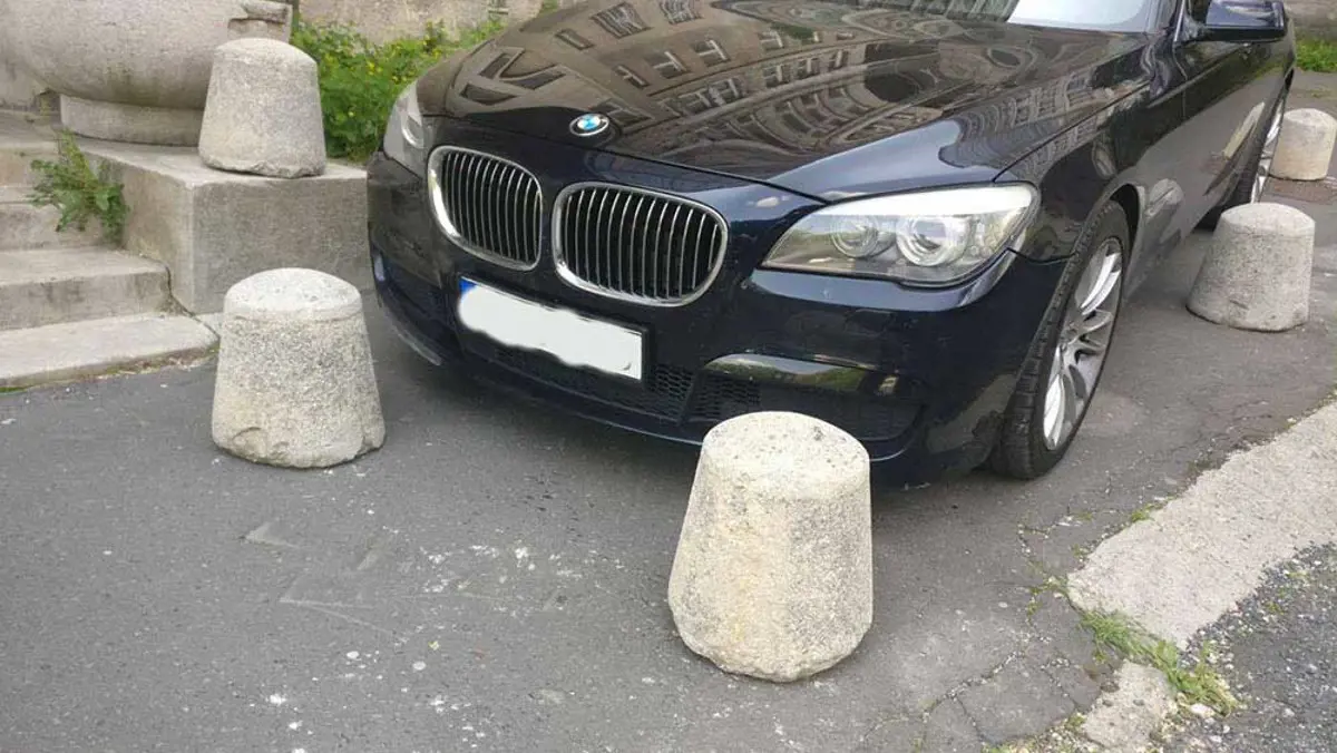 Betontömbökkel zárták körbe a tahón parkoló sofőr BMW-jét a Kútvölgyinél