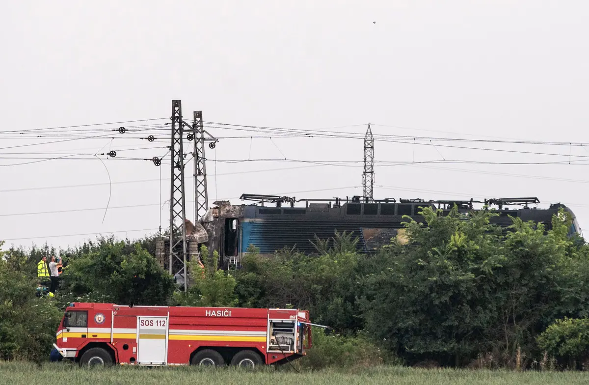 Autóbusszal ütközött Szlovákiában egy Prágából Budapestre tartó gyorsvonat, többen meghaltak