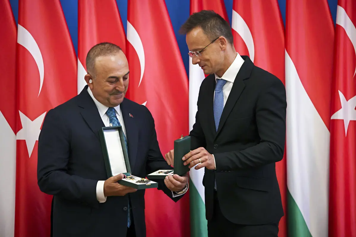 Éljen a keleti barátság! Szijjártó állami kitüntetést adott a török ex-külügyminiszternek