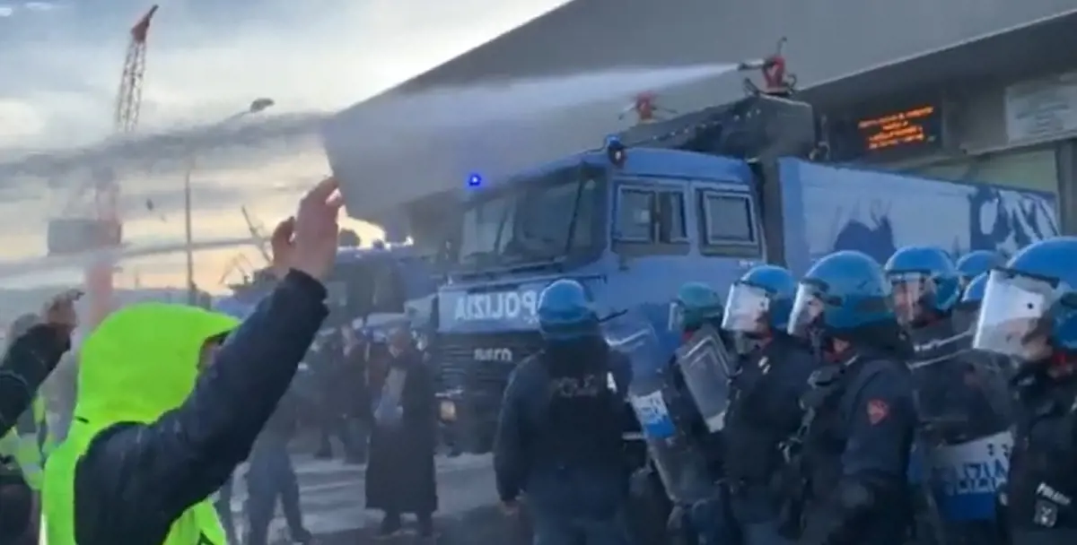 Vízágyúkat vetettek be a védettségi kötelezettség ellen tüntetőkkel szemben a trieszti kikötőben