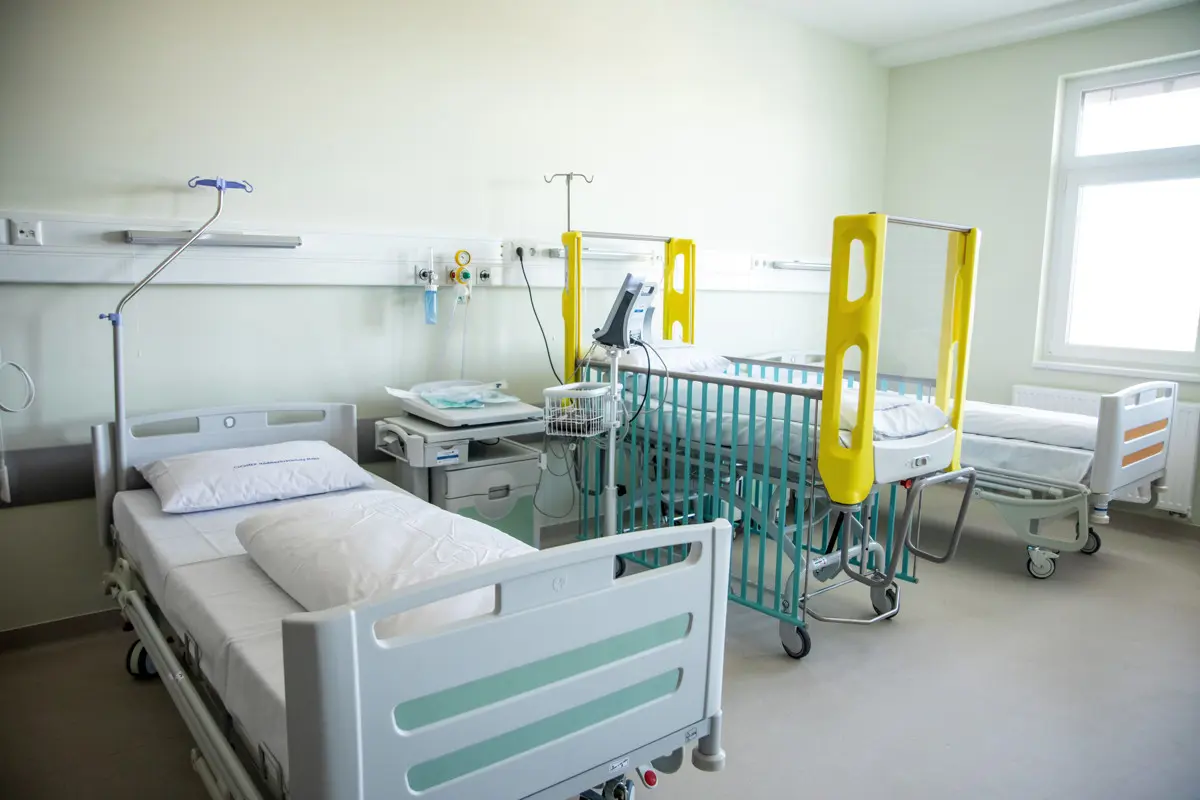 Orvoshiány miatt július közepéig szünetel az ellátás az ózdi kórház gyermekosztálya