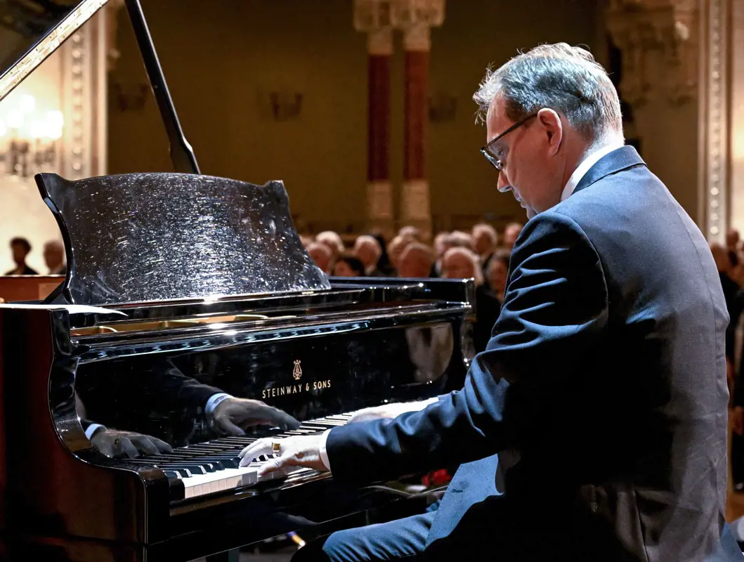 Hoppál Péter zongorázta a Himnuszt az állami díjak átadásán