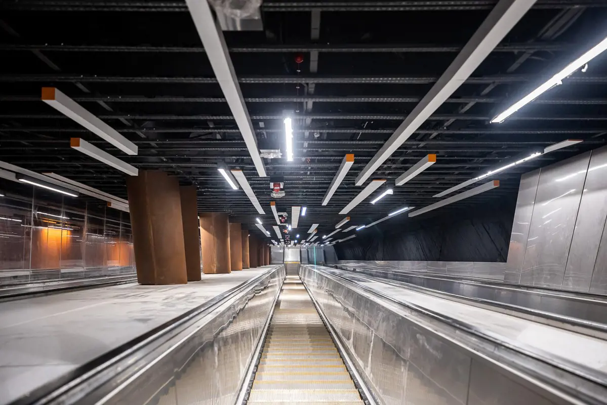 M3-as metró: átadták a felújított Kálvin tér, Corvin-negyed és Semmelweis Klinikák állomásokat
