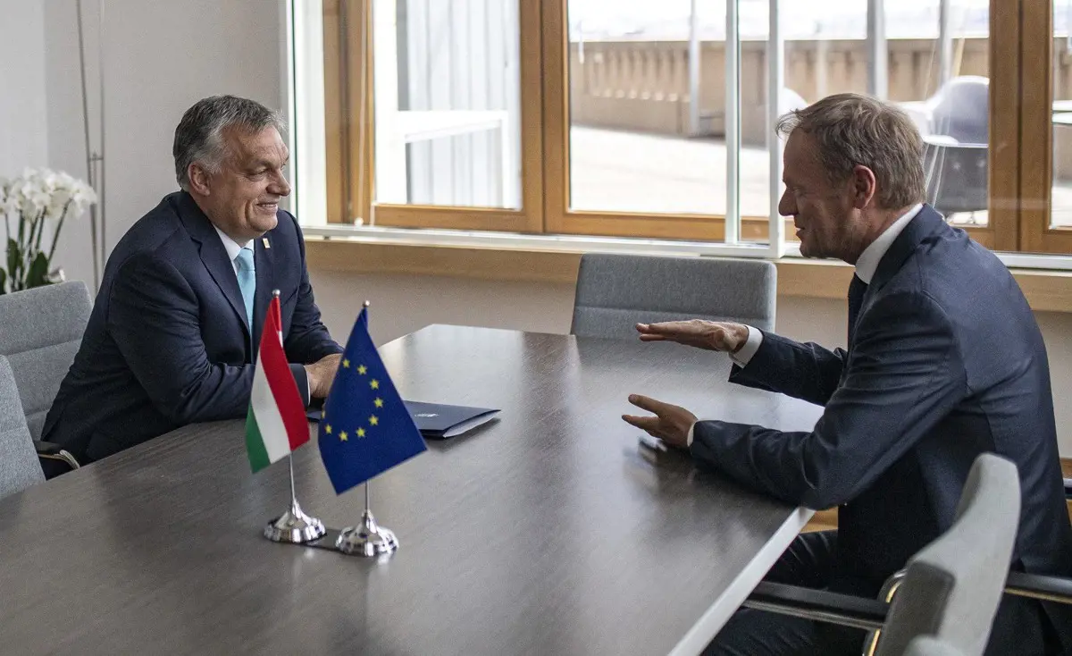 Donald Tusk szerint Orbán Viktor korcs demokráciát teremt
