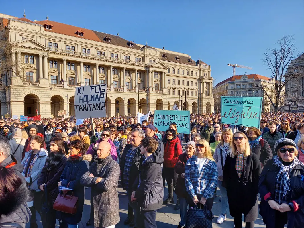 Rengetegen vettek részt a sztrájkoló pedagógusok Kossuth téri tüntetésén