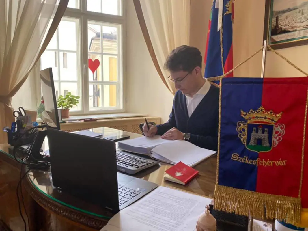 Azon sajnálkozik Székesfehérvár fideszes polgármestere, hogy nem kapnak tájékoztatást
