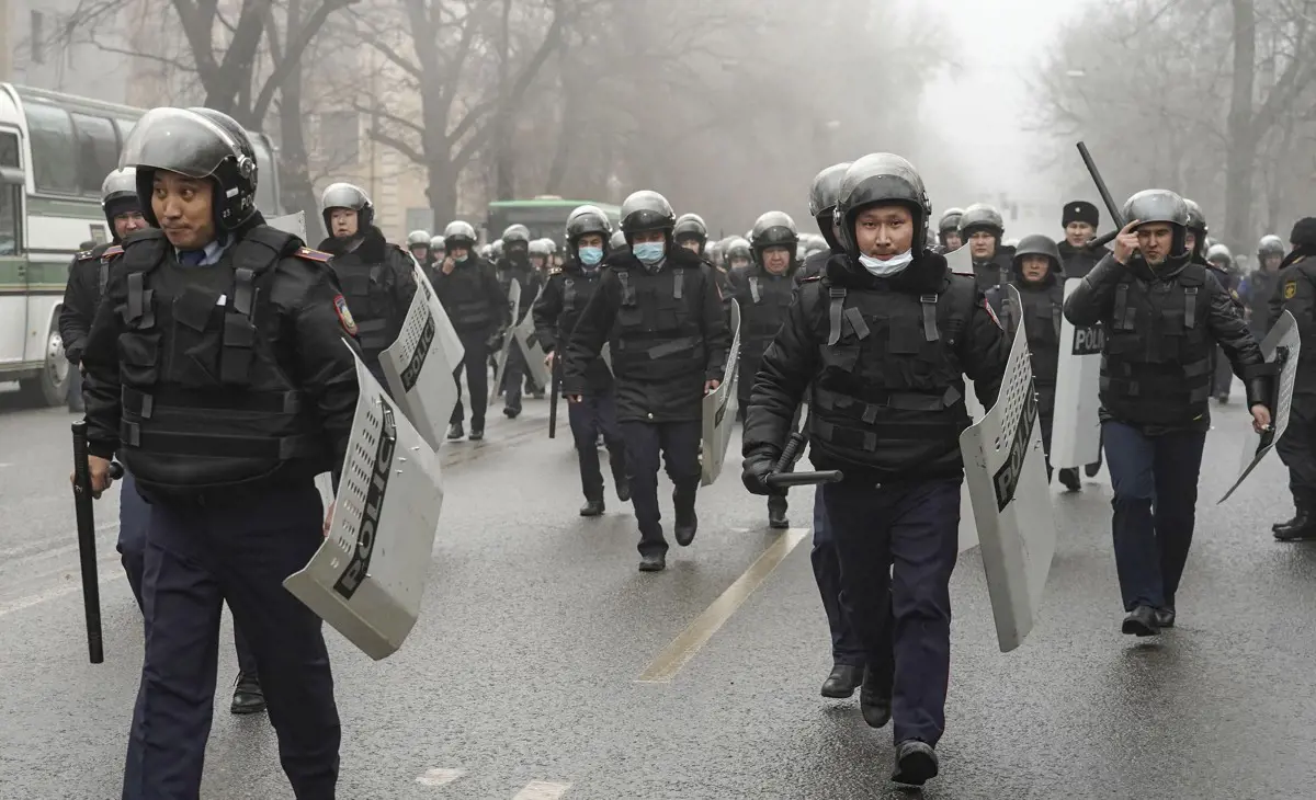 Demonstrálók tucatjait ölte meg a kazah rendőrség Almatiban