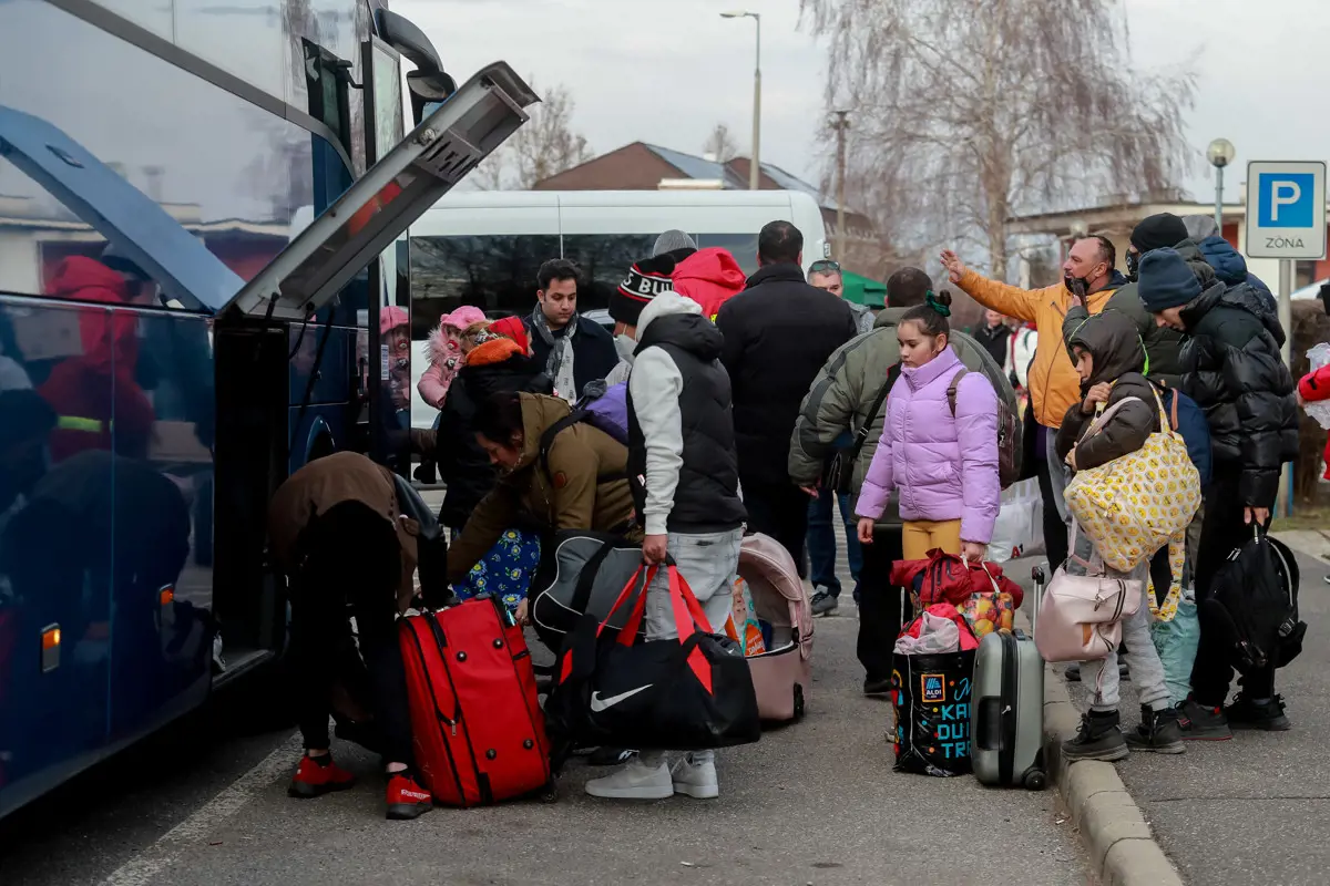 Több mint 4400 ukrajnai menekült érkezett szerdán a fővárosi pályaudvarokra