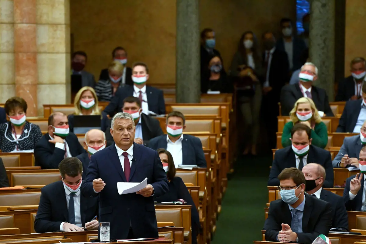 Orbán a Parlamentben: aki a hatósági ár ellen érvel, az a tesztspekulánsok mellett van