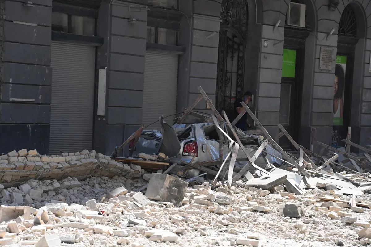Horror: házfal dőlt az utcára Budapest belvárosában, autókat lapított ki