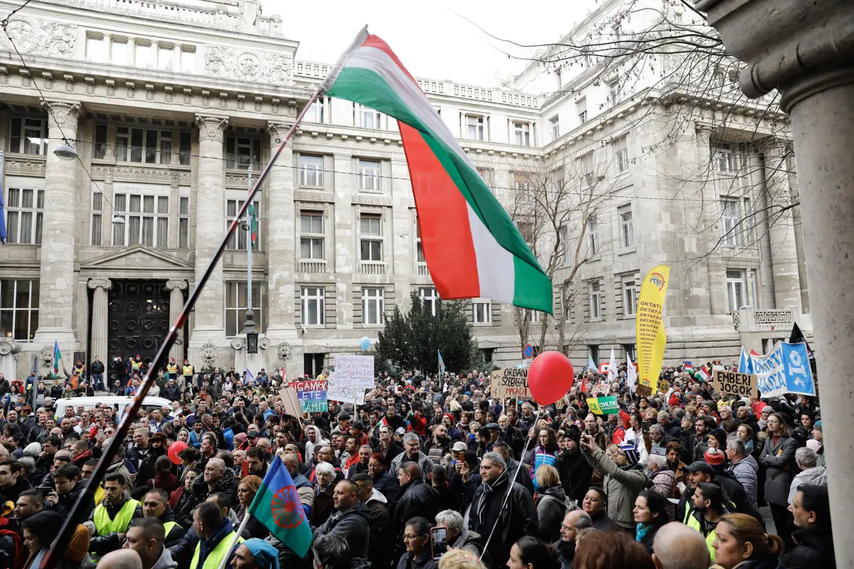 A megítélt gyöngyöspatai kártérítések kifizetéséért tüntettek Budapesten