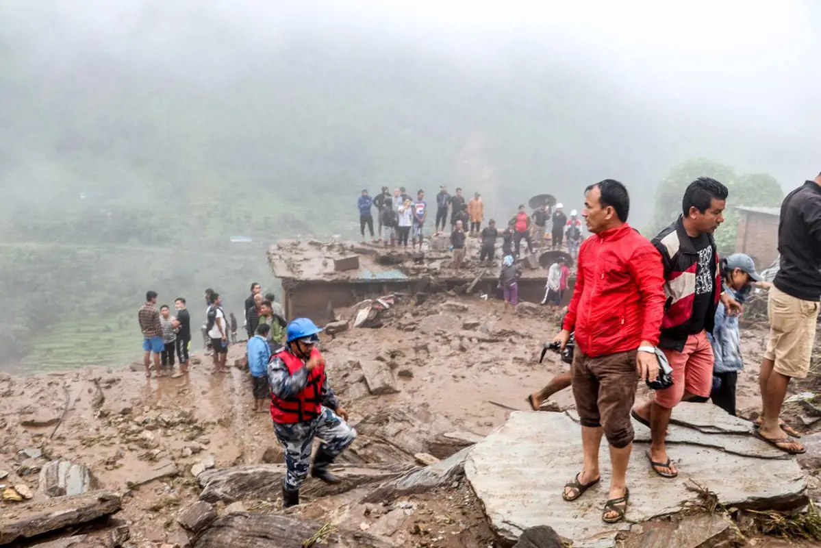 Legalább tizenkét ember vesztette életét egy nepáli földcsuszamlásban