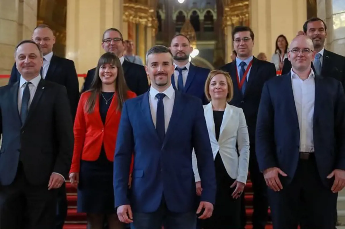 Megalakult a Jobbik 10 fős parlamenti frakciója