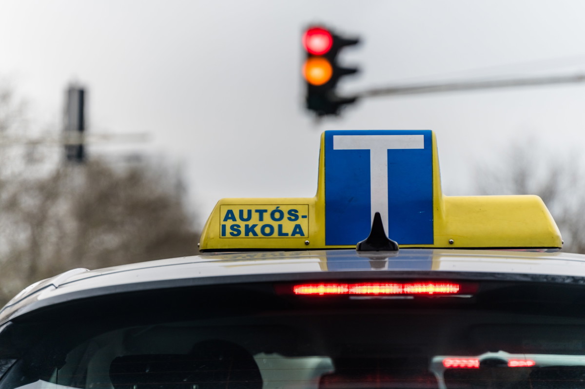 Elbírja a költségvetés? Félmilliárdnál is többe kerül idén a középiskolások ingyen jogsija