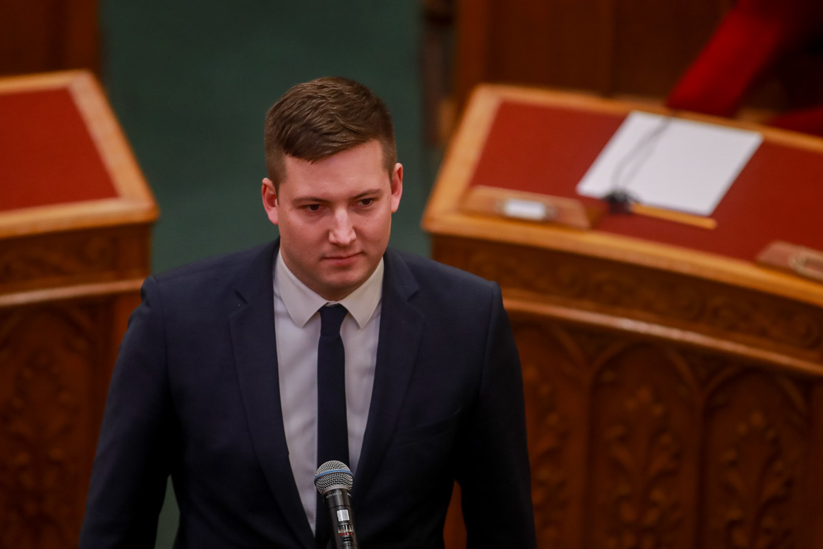 Letette esküjét Rogán beosztottja, aki Varga Judit helyére ül be a parlamentbe