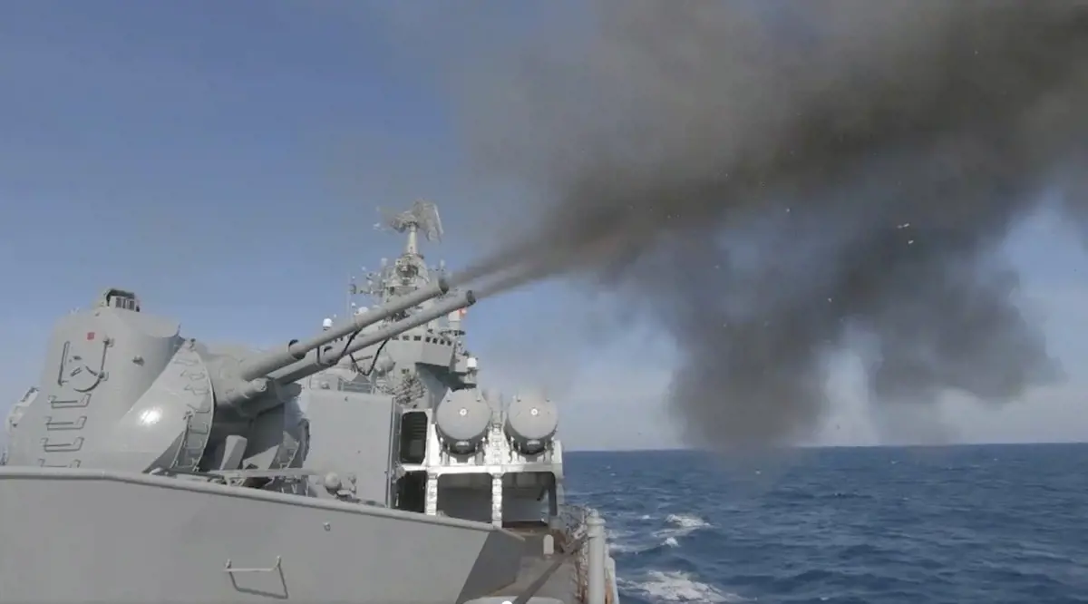 Robbanás történt az orosz flotta egyik zászlóshajóján, a legénységet evakuálni kellett