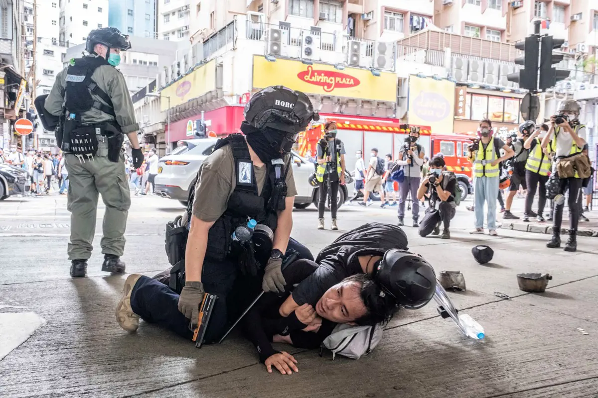 Épphogy életbe lépett a nemzetbiztonsági törvény, Hongkongban már több tüntetőt a megsértésével vádolnak