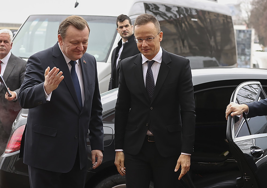 Szijjártó Péter újra Minszkbe utazik, a fehérorosz diktatúra külügyminiszterével tárgyal