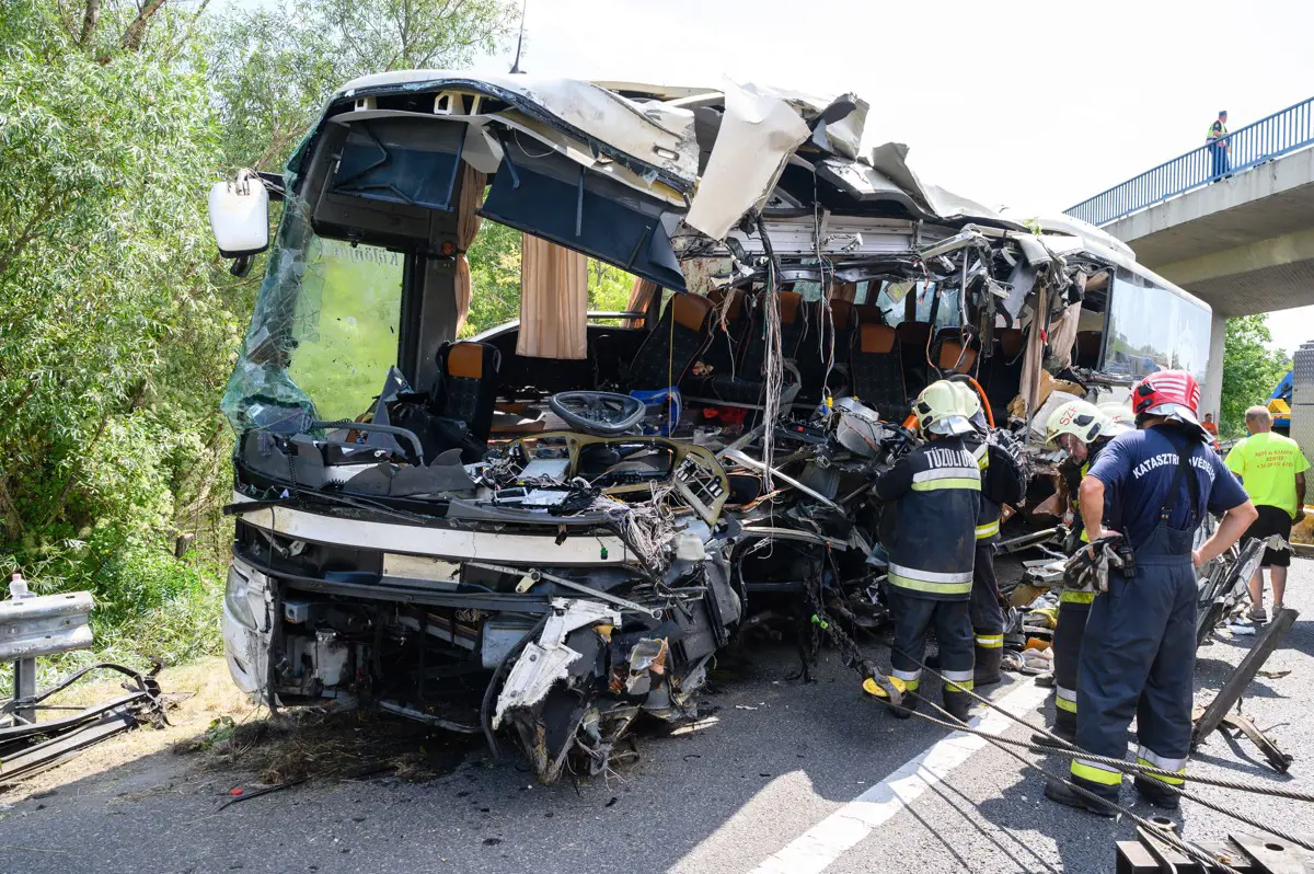 Egy utas szerint defekt okozta a buszkatasztrófát