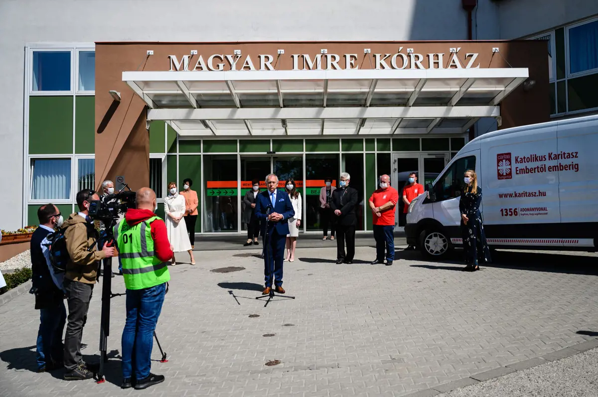 Jogerős: nem tilthatja ki az újságírókat a kórházakból az Emmi
