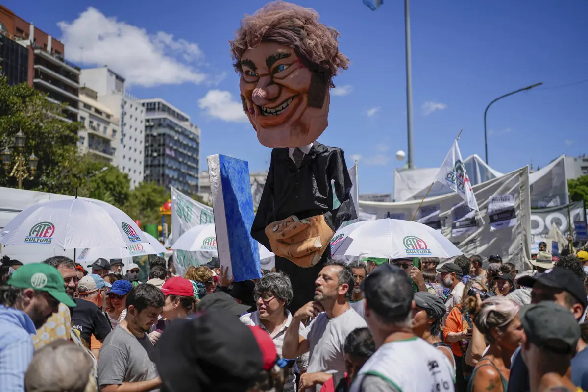 Könnygázzal, vízágyúval és gumilövedékkel oszlatták az argentin elnök reformjai ellen tüntető tömeget