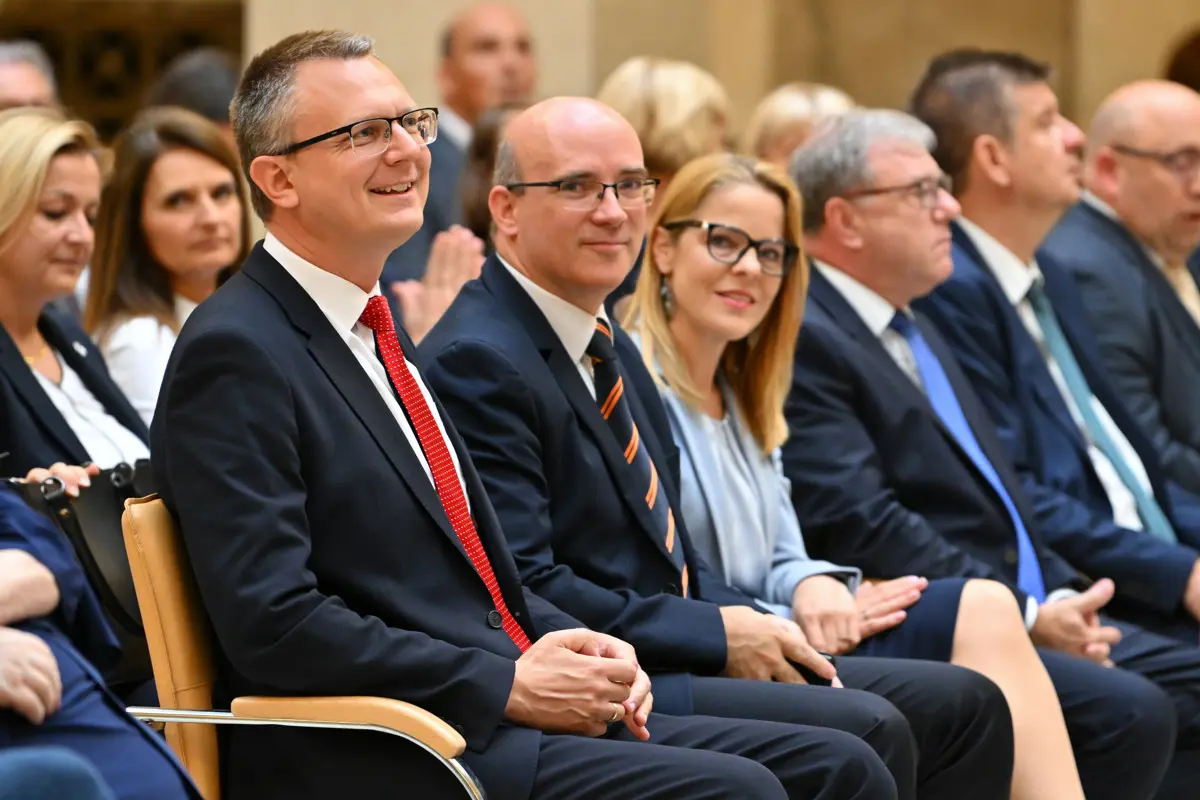 Maruzsa azt ígéri, a tanévkezdésre minden iskolában ott lesznek a tankönyvek