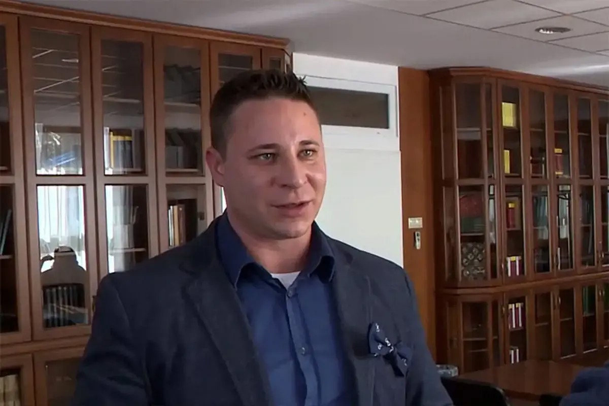 Schadl György nyomkövetővel a lábán huppant be 40 milliós Audijába, hogy ügyeket intézzen