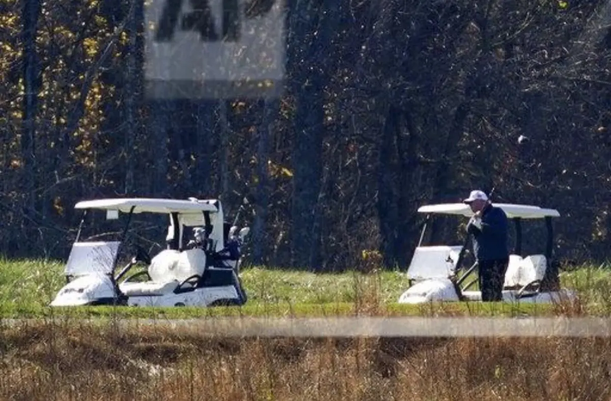 Trump épp golfozik