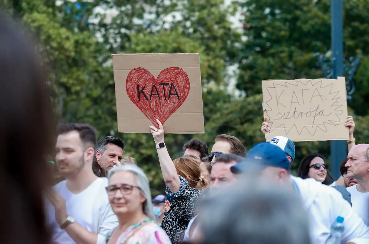 A kormányközeli Nézőpont szerint a katás tüntetések nem rengetik meg a Fideszt