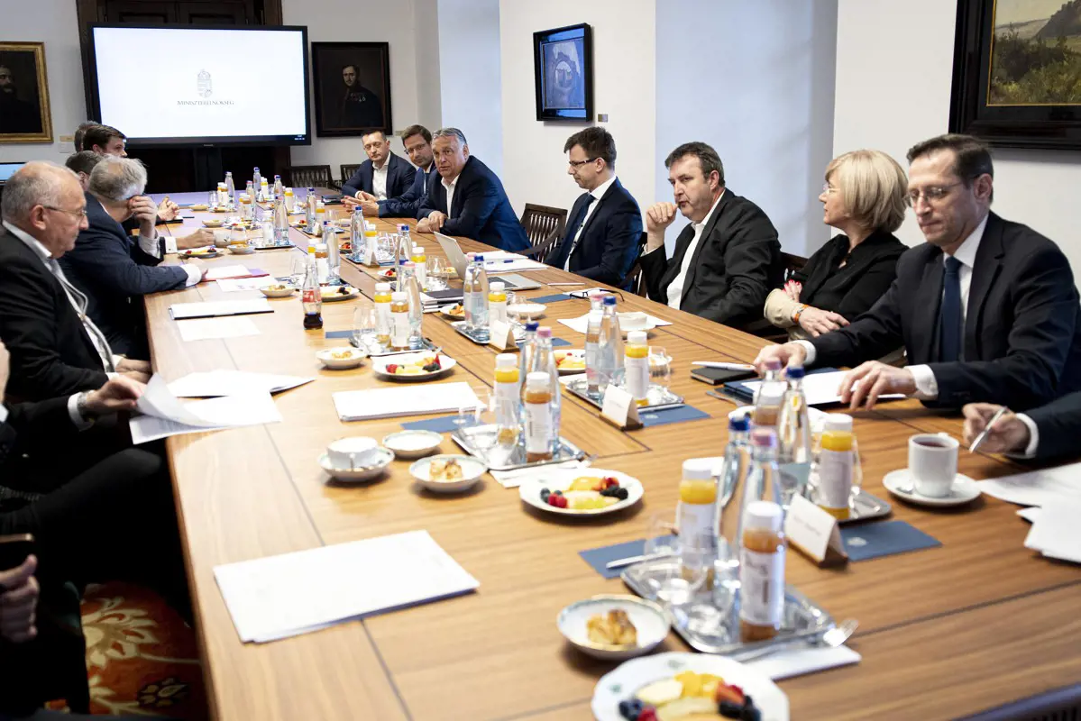Az olajembargóról tárgyaltak Orbánék az iparág képviselőivel
